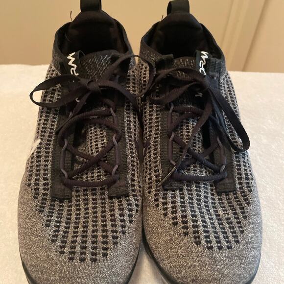 Nike Vapormax Sneaker - Size 6.5 Youth & Men / Size 8 Women’s - Picture 3 of 9